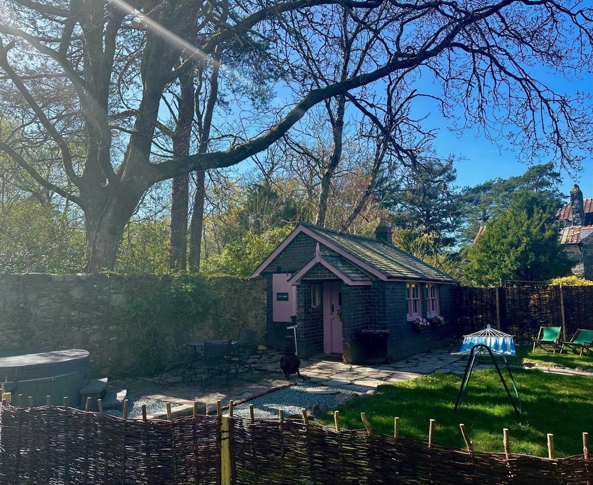 Tiny Romantic Retreat With Hot Tub On A Country Estate Near Cardigan Bay In Eryri Snowdonia Llanbedr  Exterior foto